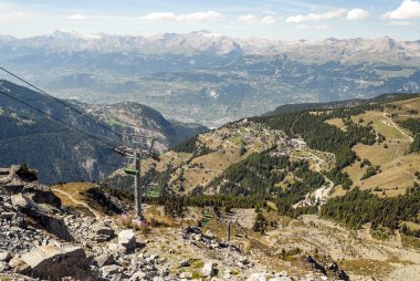 Güneşli bir günde Saint Luc Vadisi'nde İsviçre Alpleri dağlarında.