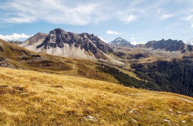 Güneşli bir günde Saint Luc Vadisi'nde İsviçre Alpleri dağlarında.