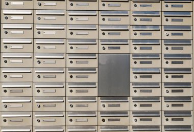 Metal bir arka plan oluşturan posta kutuları