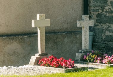 Güneşli bir günde Saint Luc Vadisi'nde Grimentz mezarlığındaki mezar.