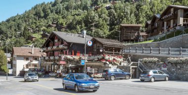 Grimentz, İsviçre-Eylül 2015. Griemntz Saint Luc Vadisi'nde sokaklarında yürürken anonim insanlar. Onun ahşap evler ve bazı dağlar görebilirsiniz. Saint-Luc bölge Sierre, İsviçre Valais kentinde bir köydür.