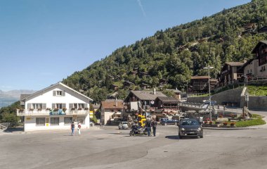 Grimentz, İsviçre-Eylül 2015. Griemntz Saint Luc Vadisi'nde sokaklarında yürürken anonim insanlar. Onun ahşap evler ve bazı dağlar görebilirsiniz. Saint-Luc bölge Sierre, İsviçre Valais kentinde bir köydür.