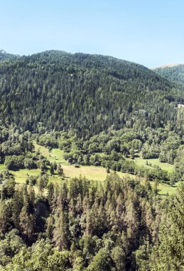 Güneşli bir günde Saint Luc Vadisi'nde İsviçre Alpleri dağlarında.