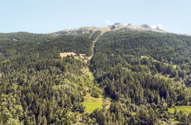 Güneşli bir günde Saint Luc Vadisi'nde İsviçre Alpleri dağlarında.