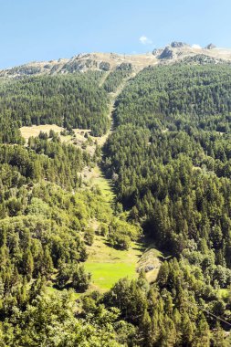 Güneşli bir günde Saint Luc Vadisi'nde İsviçre Alpleri dağlarında.