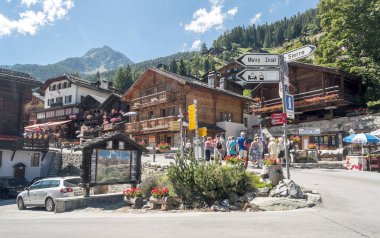 Grimentz, İsviçre-Eylül 2015. Griemntz Saint Luc Vadisi'nde sokaklarında yürürken anonim insanlar. Onun ahşap evler ve bazı dağlar görebilirsiniz. Saint-Luc bölge Sierre, İsviçre Valais kentinde bir köydür.