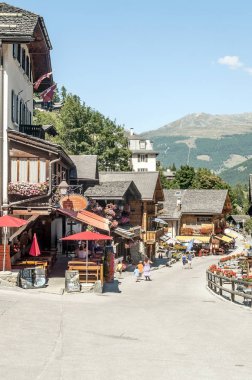 Grimentz, İsviçre-Eylül 2015. Griemntz Saint Luc Vadisi'nde sokaklarında yürürken anonim insanlar. Onun ahşap evler ve bazı dağlar görebilirsiniz. Saint-Luc bölge Sierre, İsviçre Valais kentinde bir köydür.