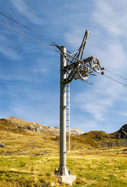 Güneşli bir günde Saint Luc Vadisi'nde İsviçre Alpleri dağlarında.