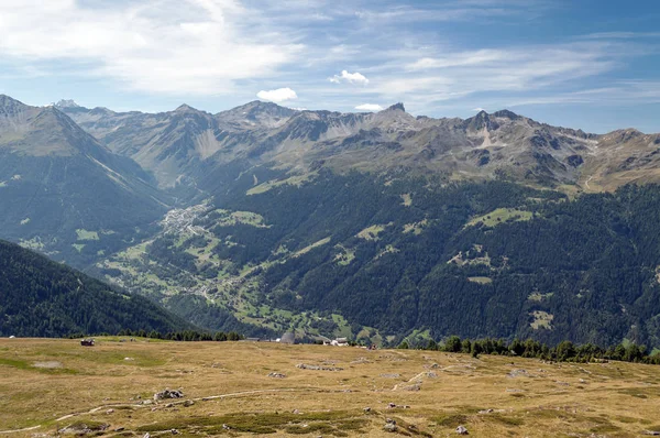 Güneşli bir günde Saint Luc Vadisi'nde İsviçre Alpleri dağlarında.