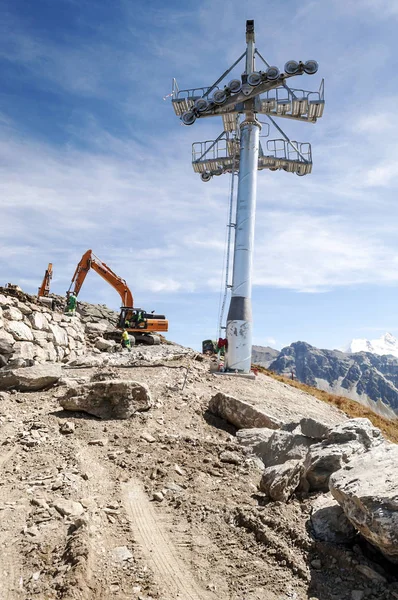 Griementz Suisse Septembre 2015 Travailleurs Avec Grues Dans Les Hautes — Photo