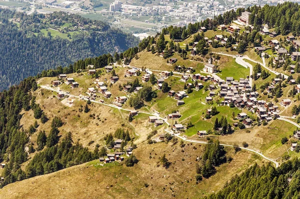 Güneşli bir günde Saint Luc Vadisi'nde İsviçre Alpleri dağlarında.