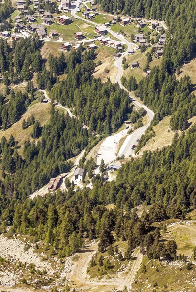Dřevěné Domy Loukách Švýcarských Alp Údolí Saint Luc Slunečného Dne — Stock fotografie