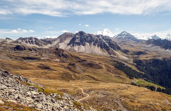 Güneşli bir günde Saint Luc Vadisi'nde İsviçre Alpleri dağlarında.