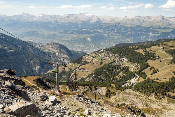 Güneşli bir günde Saint Luc Vadisi'nde İsviçre Alpleri dağlarında.