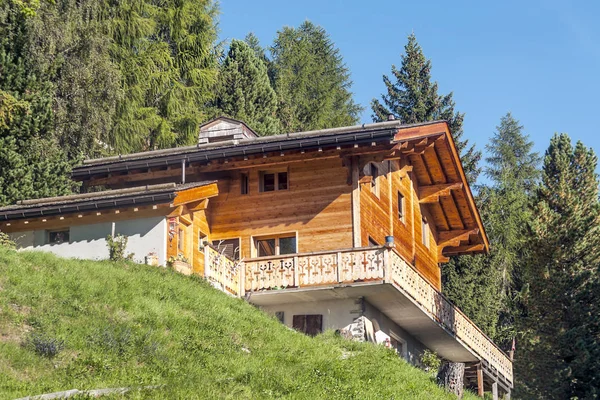 Casas Madeira Nos Prados Dos Alpes Suíços Vale Saint Luc — Fotografia de Stock