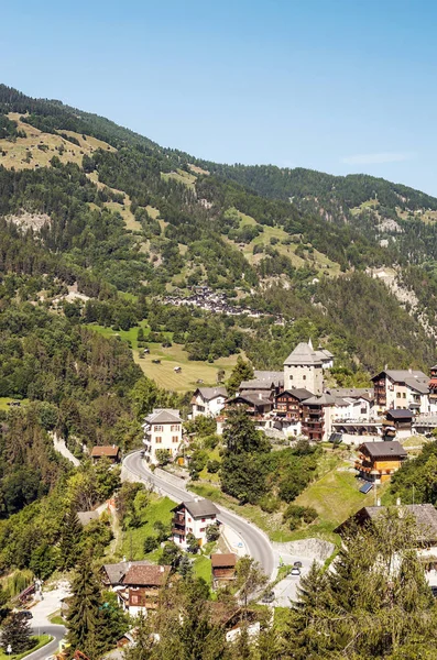 在一个阳光明媚的日子里 在圣吕克山谷的瑞士阿尔卑斯山草地上的木结构房屋 — 图库照片