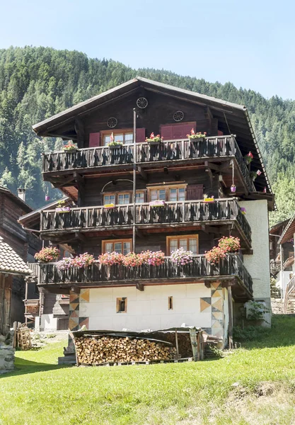 Деревянные Домики Лугах Швейцарских Альп Долине Святого Люка Солнечный День — стоковое фото