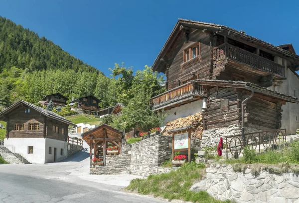 Holzhäuser Auf Den Wiesen Der Schweizer Alpen Saint Luc Tal — Stockfoto