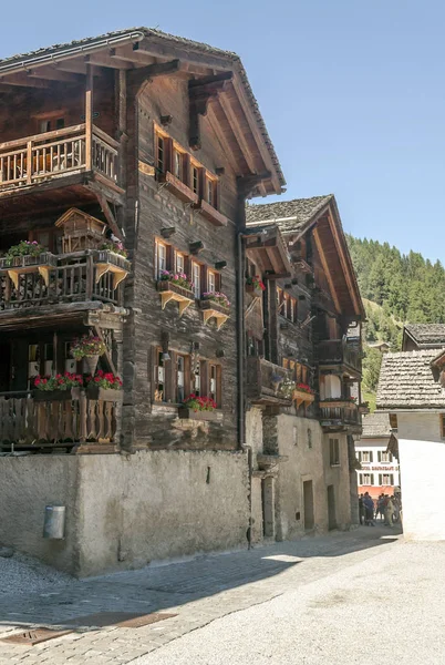 Деревянные Домики Лугах Швейцарских Альп Долине Святого Люка Солнечный День — стоковое фото