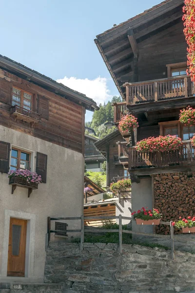 Ruas Com Casas Madeira Grimentz Suíça Dia Ensolarado Município Independente — Fotografia de Stock