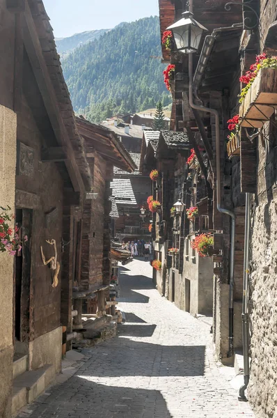 Grimentz, İsviçre-Eylül 2015. Griemntz Saint Luc Vadisi'nde sokaklarında yürürken anonim insanlar. Onun ahşap evler ve bazı dağlar görebilirsiniz. Saint-Luc bölge Sierre, İsviçre Valais kentinde bir köydür.