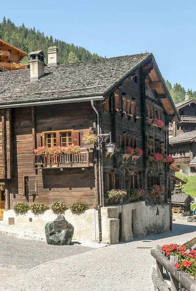 Rues Avec Maisons Bois Grimentz Suisse Par Une Journée Ensoleillée — Photo