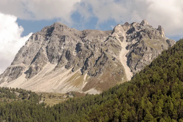 Güneşli bir günde Saint Luc Vadisi'nde İsviçre Alpleri dağlarında.