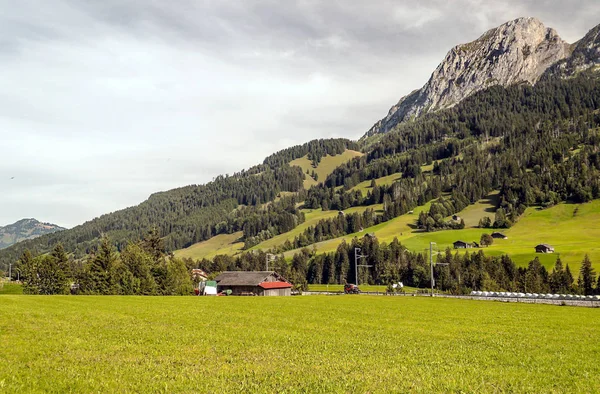 Montañas Los Alpes Suizos Con Cabañas Madera Prados Día Soleado —  Fotos de Stock