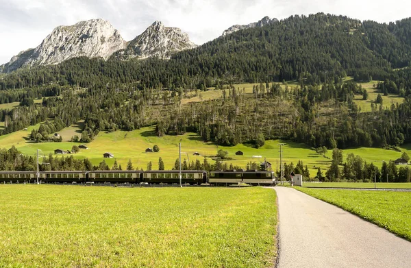 Βουνά Των Άλπεων Στο Ελβετικό Ξύλινες Καλύβες Και Λιβάδια Μια — Φωτογραφία Αρχείου