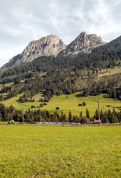 Montañas Los Alpes Suizos Con Cabañas Madera Prados Día Soleado —  Fotos de Stock