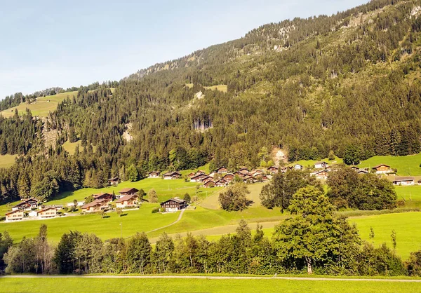 Montañas Los Alpes Suizos Con Cabañas Madera Prados Día Soleado —  Fotos de Stock