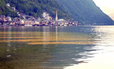 Alpbach göl güneşli bir Avusturya Alpleri'nde.
