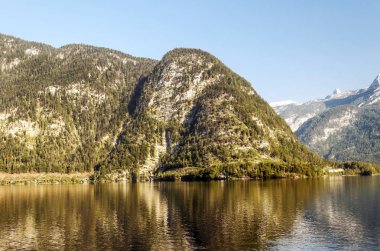 Alpbach göl güneşli bir Avusturya Alpleri'nde.