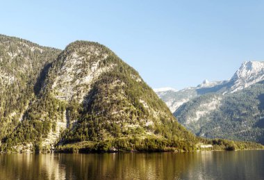 Alpbach göl güneşli bir Avusturya Alpleri'nde.