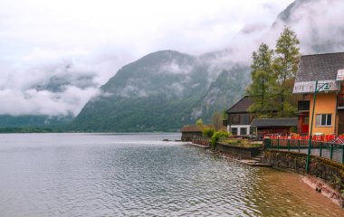 Alpbach göl güneşli bir Avusturya Alpleri'nde.