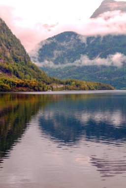Alpbach göl güneşli bir Avusturya Alpleri'nde.