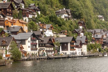 Alpbach göl güneşli bir Avusturya Alpleri'nde.