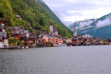 Alpbach göl güneşli bir Avusturya Alpleri'nde.