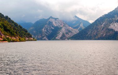 Alpbach göl güneşli bir Avusturya Alpleri'nde.