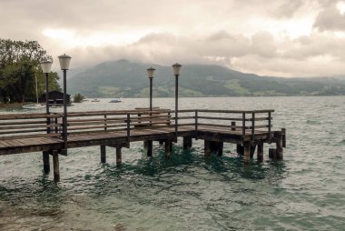 Alpbach göl güneşli bir Avusturya Alpleri'nde.