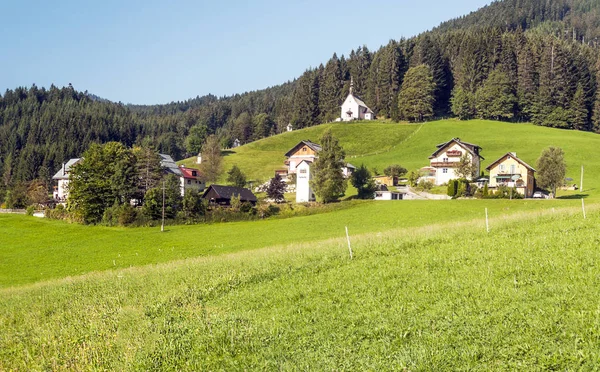 Miejscowości Gosau Drewnianymi Domami Austriackich Alpach Słoneczny Dzień — Zdjęcie stockowe