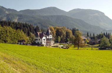 Köy Gosau Avusturya Alpleri güneşli bir günde, ahşap evleriyle.