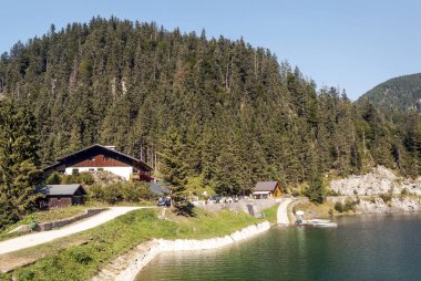 Gosau göl güneşli bir Avusturya Alpleri.