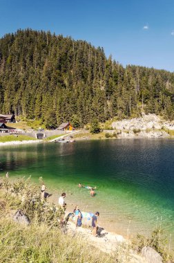 Gosau, Gmunden, Avusturya-Eylül 2015. Göl Gosau anonim insanlarla Avusturya Alpleri'nde güneşli bir günde banyo.