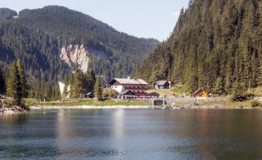Gosau, Gmunden, Avusturya-Eylül 2015. Göl Gosau anonim insanlarla Avusturya Alpleri'nde güneşli bir günde banyo.
