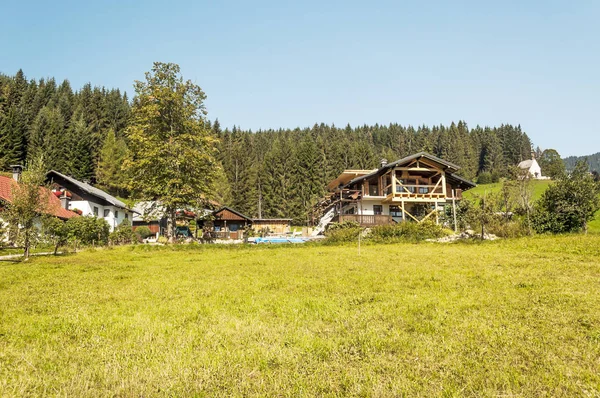 Dorf Gosau Mit Seinen Holzhäusern Den Österreichischen Alpen Einem Sonnigen — Stockfoto