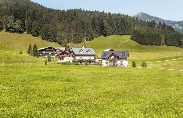Miejscowości Gosau Drewnianymi Domami Austriackich Alpach Słoneczny Dzień — Zdjęcie stockowe