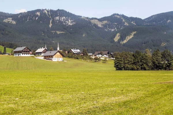 晴れた日にオーストリア アルプスその木造住宅にゴーザウの村 — ストック写真