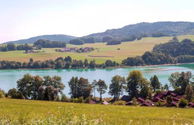 Alpbach göl güneşli bir Avusturya Alpleri'nde.