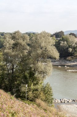 Alpbach göl güneşli bir Avusturya Alpleri'nde.